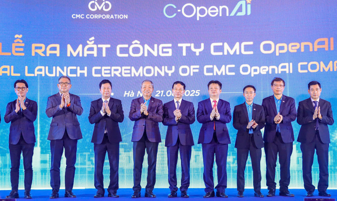 Bộ trưởng Nguyễn Mạnh Hùng và các đại biểu tại lễ ra mắt CMC OpenAI. Ảnh: CMC