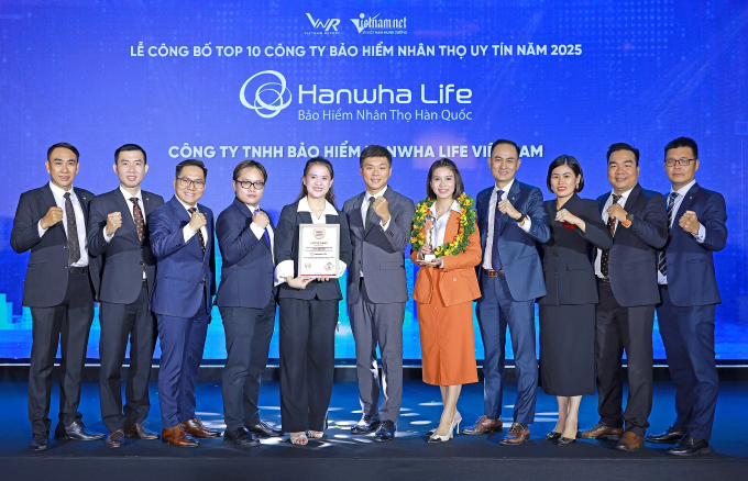 Ban Lãnh đạo và đội ngũ kinh doanh công ty tại Lễ công bố. Ảnh: Hanwha Life
