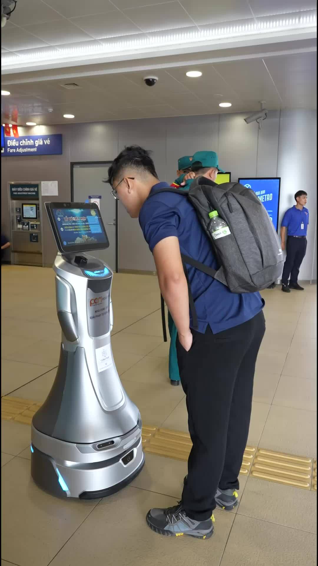 Robot lễ tân lần đầu phục vụ tại metro TP HCM