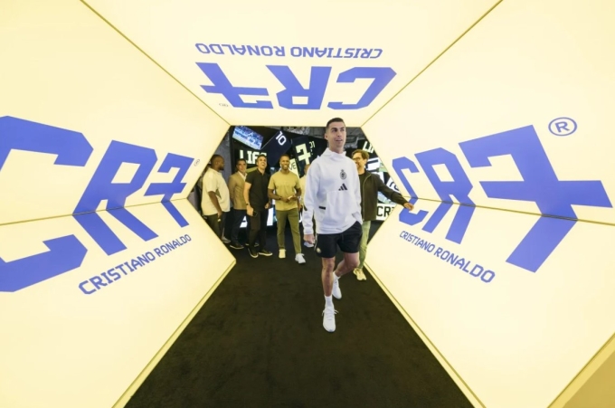 Cristiano Ronaldo đến thăm bảo tàng của mình ở Hong Kong ngày 18/8. Ảnh: CR7 LIFE Museum