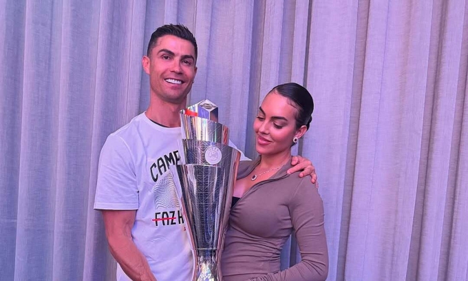 Ronaldo và Georgina với danh hiệu UEFA Nations League tháng 6/2025. Ảnh: IG/GeorginaRodriguez