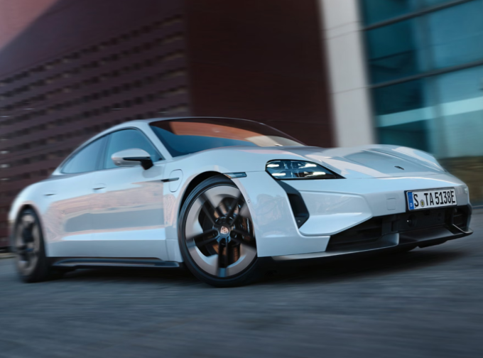 Chiếc Porsche Taycan điện màu trắng là một trong những món quà xa xỉ mà Ronaldo tặng Rodriguez. Ảnh: Porsche