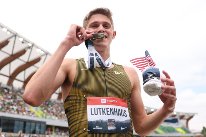 Cooper Lutkenhaus mừng tấm huy chương bạc. Ảnh: Runners World