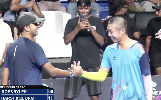 Quang Dương và Harsh mừng chức vô địch đôi nam giải Moonsoon Pickleball Championship tại Navi Mumbai, Ấn Độ, tối 3/8. Ảnh: Thanh Nhàn