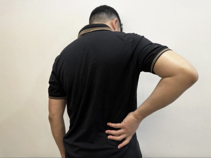 Đau thận thường không cải thiện khi nghỉ ngơi, xoa bóp hoặc kéo giãn. Ảnh: Ngọc Phạm