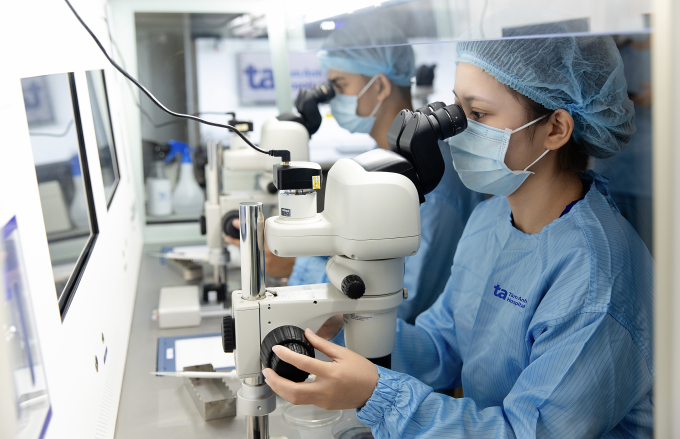 Chuyên viên phôi học IVF Tâm Anh thực hiện kỹ thuật ICSI và nuôi cấy phôi. Ảnh: Quốc Thắng