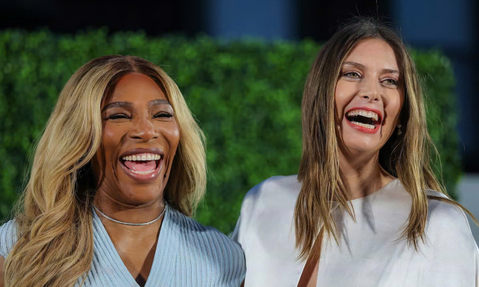 Serena Williams (trái) và Maria Sharapova trong sự kiện Đại sảnh Danh vọng quần vợt quốc tế tại Newport, đảo Rhode, Mỹ tối 23/8/2025. Ảnh: Boston Globe