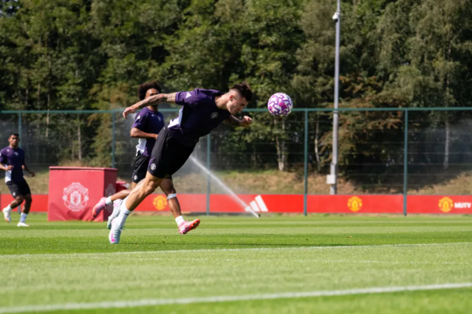Benjamin Sesko bay người đánh đầu trong buổi tập đầu tiên của Man Utd ngày 10/8. Ảnh: Man Utd