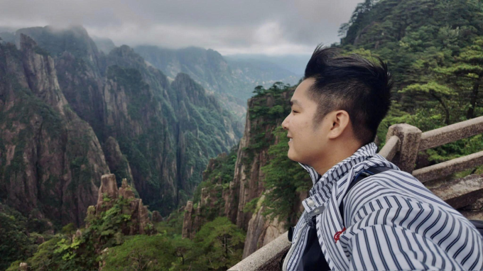 Travel Blogger Hà Hiển check-in ở đỉnh Quang Minh. Ảnh: NVCC