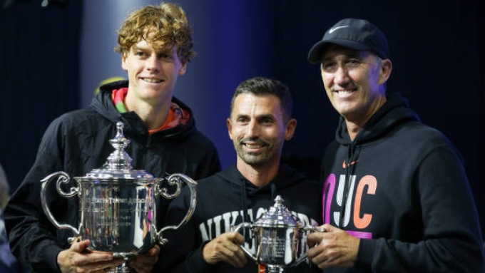 Từ trái sang, Sinner, Vagnozzi và Darren Cahill mừng tay vợt Italy vô địch Mỹ Mở rộng 2024. Ảnh: AFP