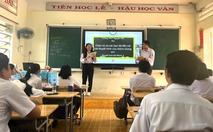 Học sinh thuyết trình với bảng tương tác. Ảnh: Sở Giáo dục và Đào tạo Tây Ninh