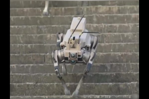 Robot Chiến Lang Trung Quốc: Leo Cầu Thang, Bắn Súng Trường