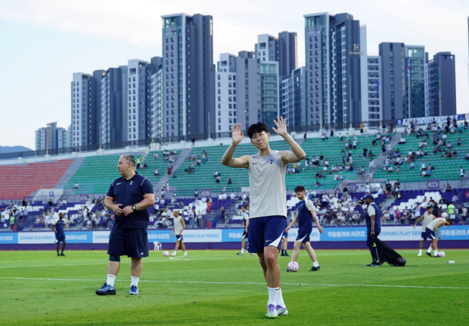 Son Heung-min trong buổi tập mở của Tottenham  tại sân vận động World Cup Seoul, Hàn Quốc ngày 2/8. Ảnh: Tottenham