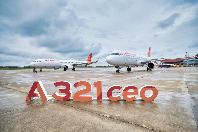 Hai tàu bay Airbus A321CEO đỗ tại Cảng hàng không quốc tế Nội Bài, sáng 19/8. Ảnh: Sun Group