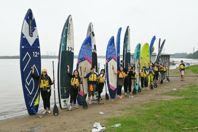 Du khách tham gia tour chèo SUP ở sông Hồng. Ảnh: Umove