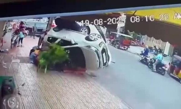 Ôtô lùi: Xe bị ép lật ngửa trên phố