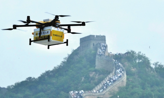 Drone giao đồ ăn ở Vạn Lý Trường Thành. Ảnh: Global Times