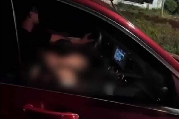 Sốt xình xịch video “cô gái nhạy cảm” trên xe Mercedes: Sự thật?
