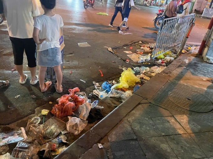 Hình ảnh rác thải vứt bừa bãi trên đường phố sau buổi hợp luyện được chia sẻ trên mạng xã hội. Nguồn: Facebook
