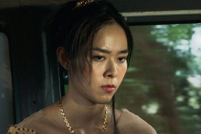 Tạo hình Diệp Bảo Ngọc trong vai Tiền - một cô gái sắp kết hôn, đam mê tiền bạc. Ảnh: Đoàn phim cung cấp