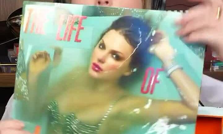 Taylor Swift công bố bìa album mới