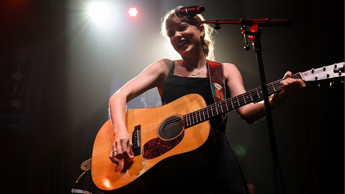 Taylor Swift hát "Shake It Off" tại concert do bạn trai tổ chức