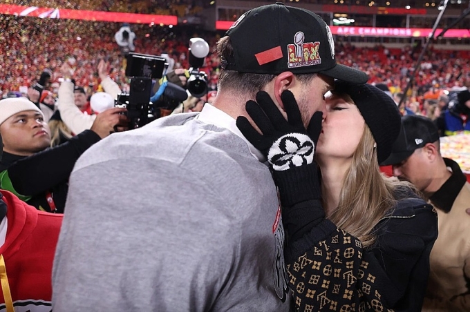 Taylor Swift hôn mừng chiến thắng của bạn trai tại chung kết AFC Championship. Ảnh: Page Six