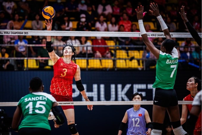 Thanh Thúy (số 3, đỏ) tấn công ở trận gặp Kenya, tại nhà thi đấu Municipal, Phuket, Thái Lan hôm 27/8. Ảnh: FIVB