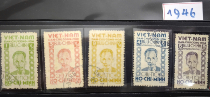 Bộ tem có hình chân dung Chủ tịch Hồ Chí Minh do họa sĩ Nguyễn Sáng vẽ năm 1946. Ảnh: Lê Tân
