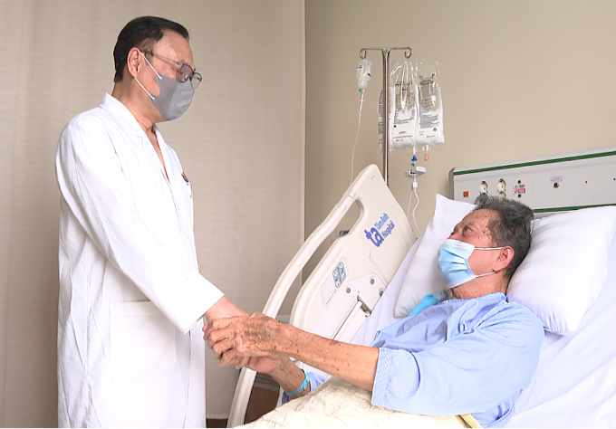 Bác sĩ Dương kiểm tra sức khỏe cho ông Thịnh trước khi xuất viện. Ảnh: Bệnh viện Đa khoa Tâm Anh
