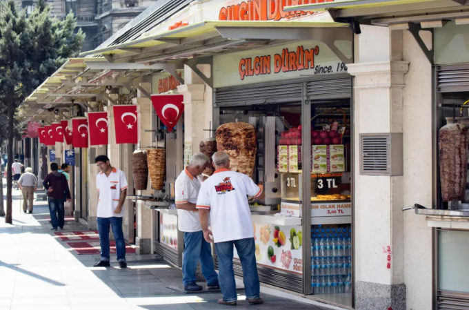 Các cửa hàng thịt nướng ở Istanbul. Ảnh: Alamy
