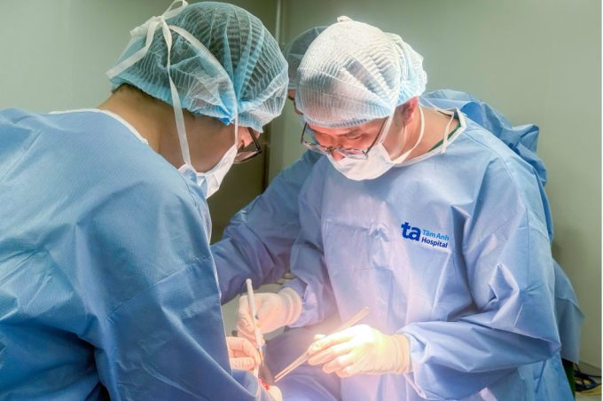 Bác sĩ Tâm (phải) thực hiện ca phẫu thuật cho anh Khánh. Ảnh: Bệnh viện Đa khoa Tâm Anh