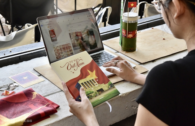 Sổ tay, khăn, cafe lấy cảm hứng từ tình yêu Tổ quốc được nhiều khách hàng trẻ ưa chuộng. Ảnh: Ngọc Diễm