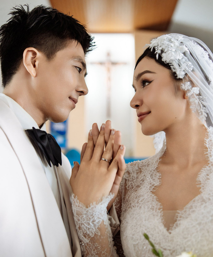 Lê Thu Trang và Quang Sơn thực hiện hôn lễ tại nhà thờ. Ảnh: Nhân vật cung cấp