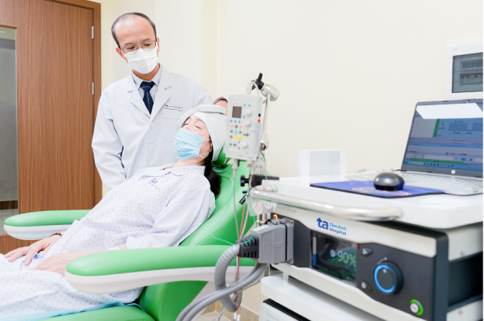 Bác sĩ Tuấn Anh thực hiện kích thích từ trường xuyên sọ điều trị mất ngủ cho người bệnh. Ảnh: Bệnh viện Đa khoa Tâm Anh