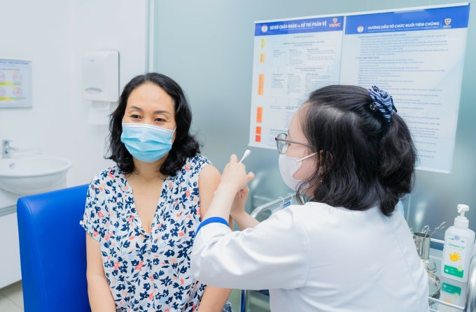 Người lớn tiêm vaccine phòng zona thần kinh tại Hệ thống Tiêm chủng VNVC. Ảnh: Mộc Miên