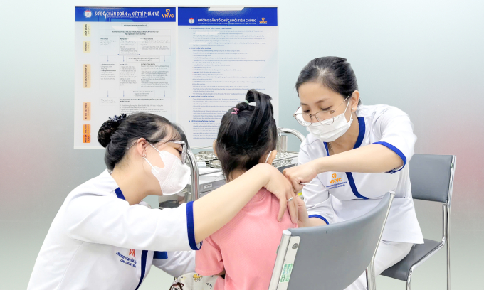 Hệ thống Tiêm chủng VNVC ghi nhận nhiều lượt tiêm vaccine dại vào mùa nắng nóng. Ảnh: Bình An