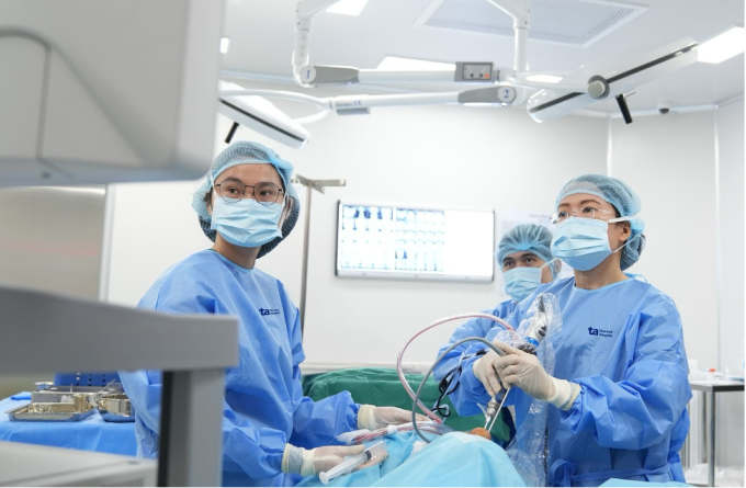 Bác sĩ Hằng phẫu thuật nội soi mũi xoang lấy miếng gạc cho chị Hoa. Ảnh: Bệnh viện Đa khoa Tâm Anh
