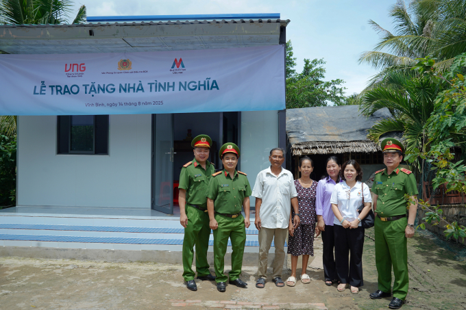 Đại diện lực lượng công an và VNG Group bàn giao nhà cho hộ dân khó khăn. Ảnh: VNG Group