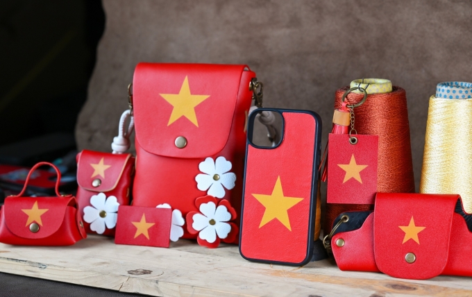 Quần áo, phụ kiện trend yêu nước bùng nổ - 2
