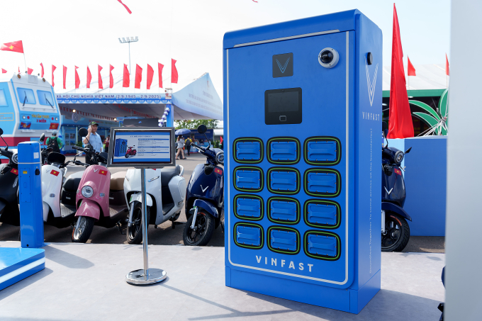 Trạm đổi pin (mẫu) của VinFast trưng bày tại triển lãm 80 năm hành trình Độc lập - Tự do - Hạnh phúc (A80), Hà Nội, hôm 28/8. Ảnh: Lương Dũng