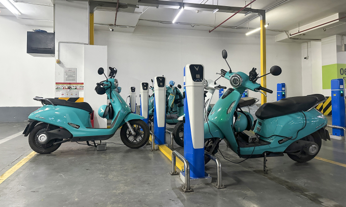 Chủ xe điện sạc pin tại một trung tâm thương mại ở TP HCM. Ảnh: Thành Nhạn