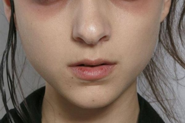 ‘Cô gái mệt mỏi’: Xu hướng trang điểm nổi bật