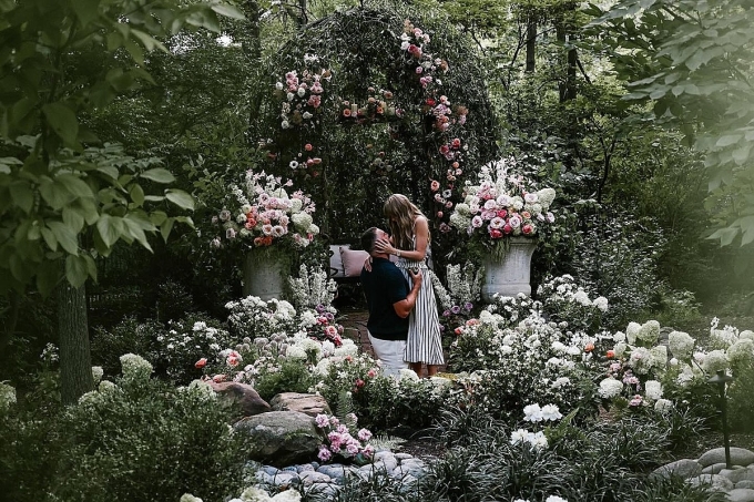 Travis Kelce cầu hôn Taylor Swift trong khu vườn đầy hoa. Bộ hình đạt gần 25 triệu lượt thích sau hơn nửa ngày công bố. Ảnh: Instagram/ Taylor Swift