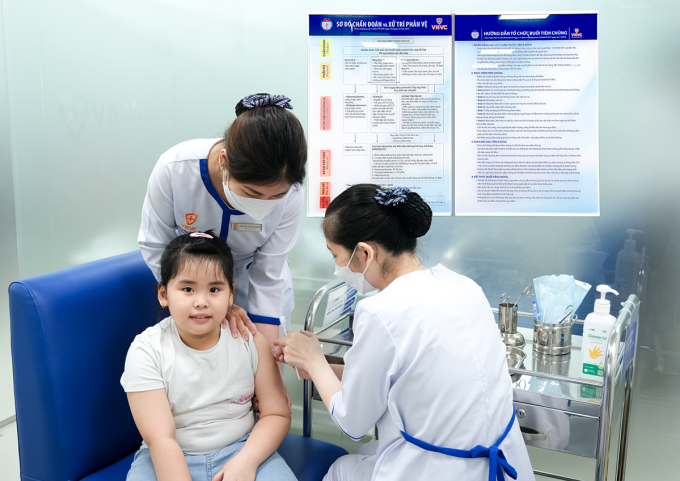 Phụ huynh đưa trẻ đi tiêm ngừa sốt xuất huyết tại Hệ thống Tiêm chủng VNVC. Ảnh: An Hoa