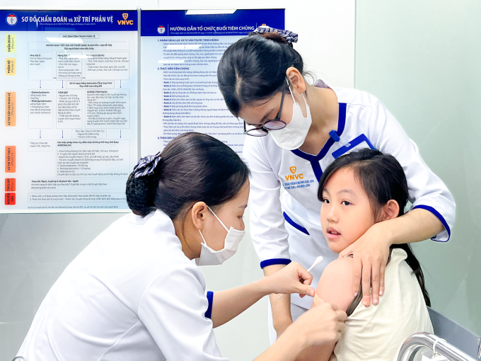 Trẻ tiêm vaccine phòng bệnh tại Hệ thống Tiêm chủng VNVC trước khi vào năm học mới. Ảnh: Diệu Thuần