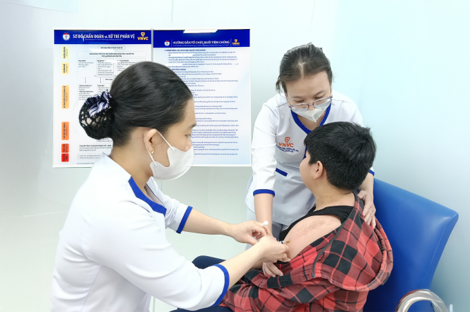 Trẻ tiêm vaccine sốt xuất huyết tại Hệ thống Tiêm chủng VNVC. Ảnh: Mộc Thảo