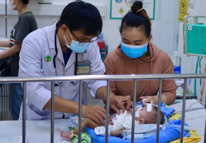 Trẻ nhỏ điều trị bệnh đường hô hấp do thời tiết nắng nóng, kèm mưa thất thường tại Bệnh viện Nhi đồng 2, TP HCM, ngày 8/8. Ảnh: Bệnh viện Nhi đồng 2