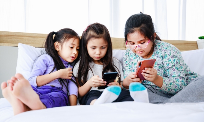 Cha mẹ cho con xem tivi, điện thoại để chịu ở yên trong nhà, phòng muỗi đốt. Ảnh minh họa: Vecteezy