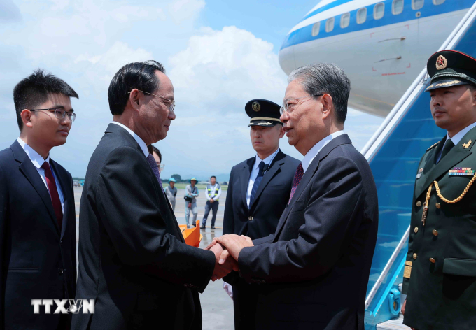 Phó chủ tịch Quốc hội Trần Quang Phương bắt tay ông Triệu Lạc Tế. Ảnh: TTXVN